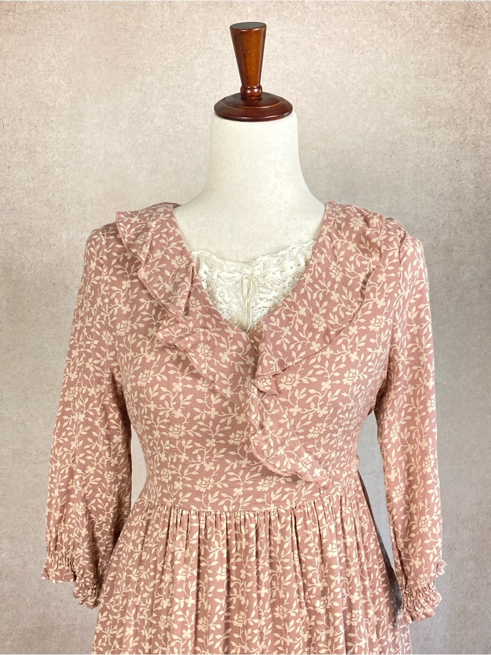 White Crocheted Lace Ribbon Yoke Button-Front Chemise, NEW - Picture 10 of 11